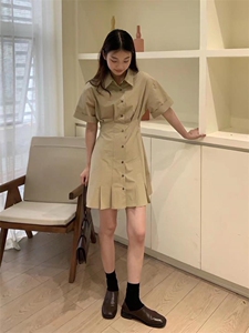 气质收腰显瘦设计连衣裙图片