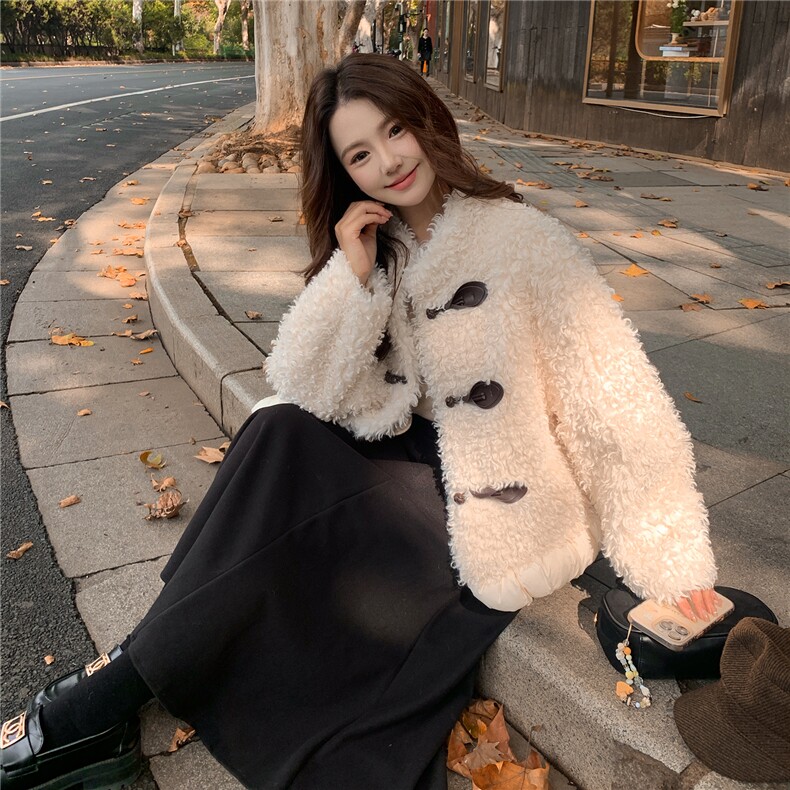 2025冬装新款米色牛角扣皮毛一体外套2B082-2256-p265k398,女装短外套,2B082