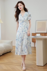 法式气质v领连衣裙女夏季2025新款泡泡袖百搭收腰显瘦蓝印花裙子，女装连衣裙，艾米