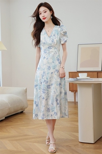 法式气质v领连衣裙女夏季2025新款泡泡袖百搭收腰显瘦蓝印花裙子图片