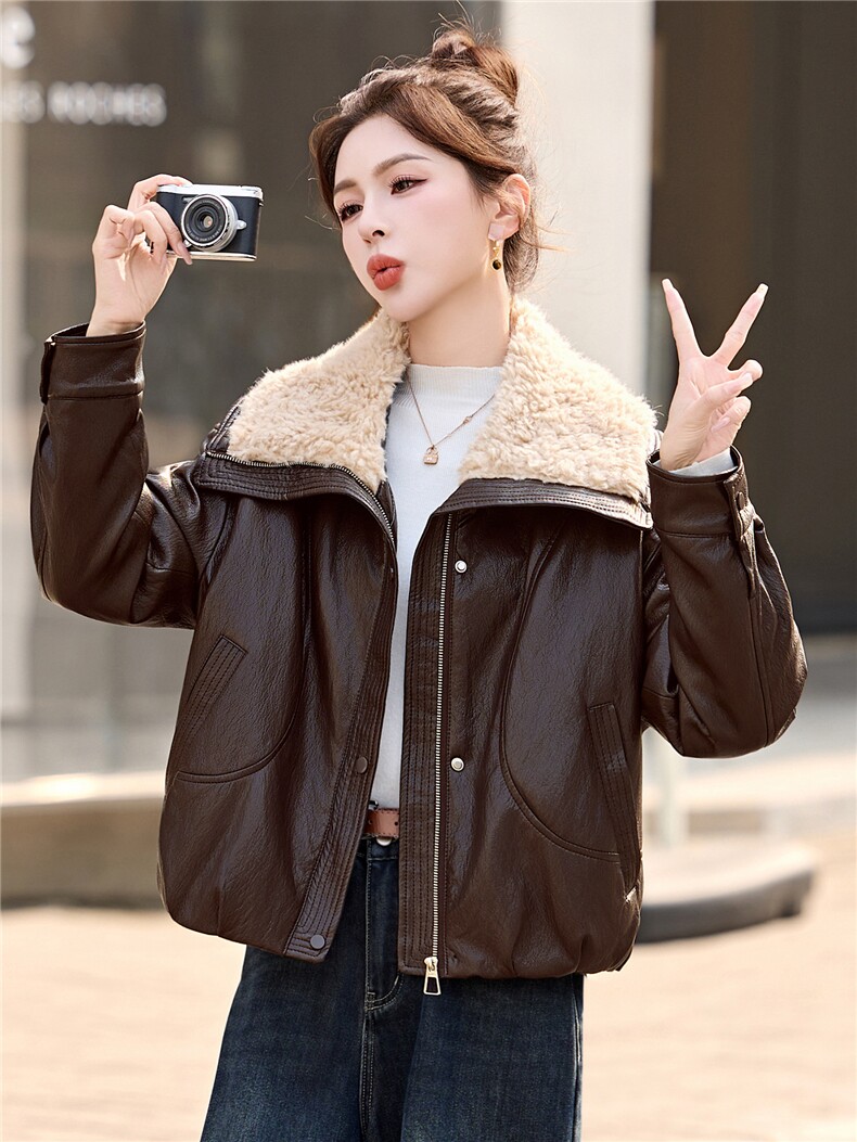 PU皮羽绒服女短款2025年冬季新款时尚大翻领羊羔毛设计感保暖外套,女装羽绒服,拾衣