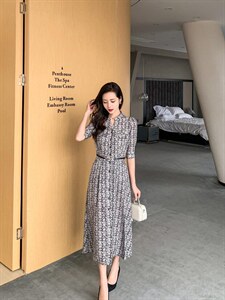 【现货】2022夏季新款 中长V领显瘦了碎花连衣裙,女装连衣裙,迪玛约