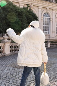 卡菲莱 2021新款羽服大滩羊毛领+袖口拼羊羔毛+贵气
时图片