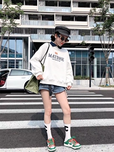 剪刀领加绒卫衣图片