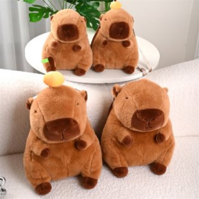 卡皮巴拉精品毛绒水桶包可爱顶橘子水豚包包，雪光毛绒玩具