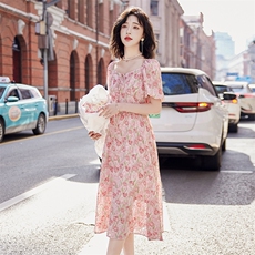 现货2024年新款女夏季时尚大方优雅浪漫印花轻松遮肉显瘦连衣裙，女装连衣裙，奋斗女王