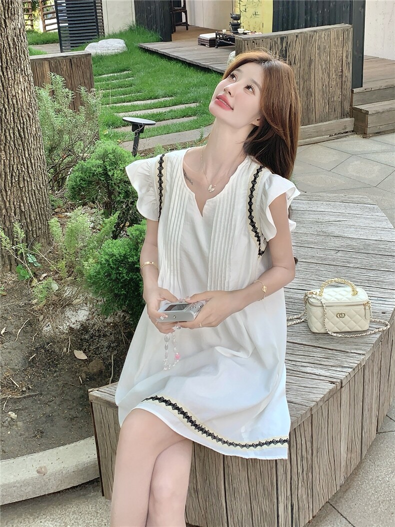 2026新款奶黄色撞色刺绣飞飞袖连衣裙女夏日小众设计感减龄A字裙,女装连衣裙,艾米莉亚