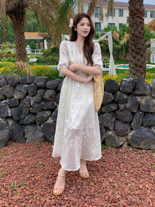 新中式法式V领高级感刺绣连衣裙女米色温柔度假风绝美初恋茶歇裙图片