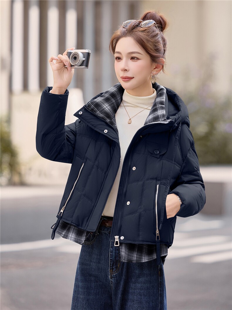 现货2025时尚格纹拼接假两件套连帽百搭潮流白鸭绒羽绒服,女装羽绒服,卡杰菲