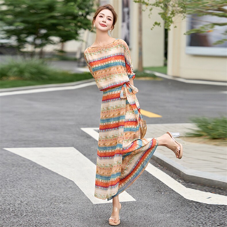 波西米亚风彩色条纹印花连衣裙女夏2026新款气质系带收腰显瘦长裙,女装连衣裙,美沁