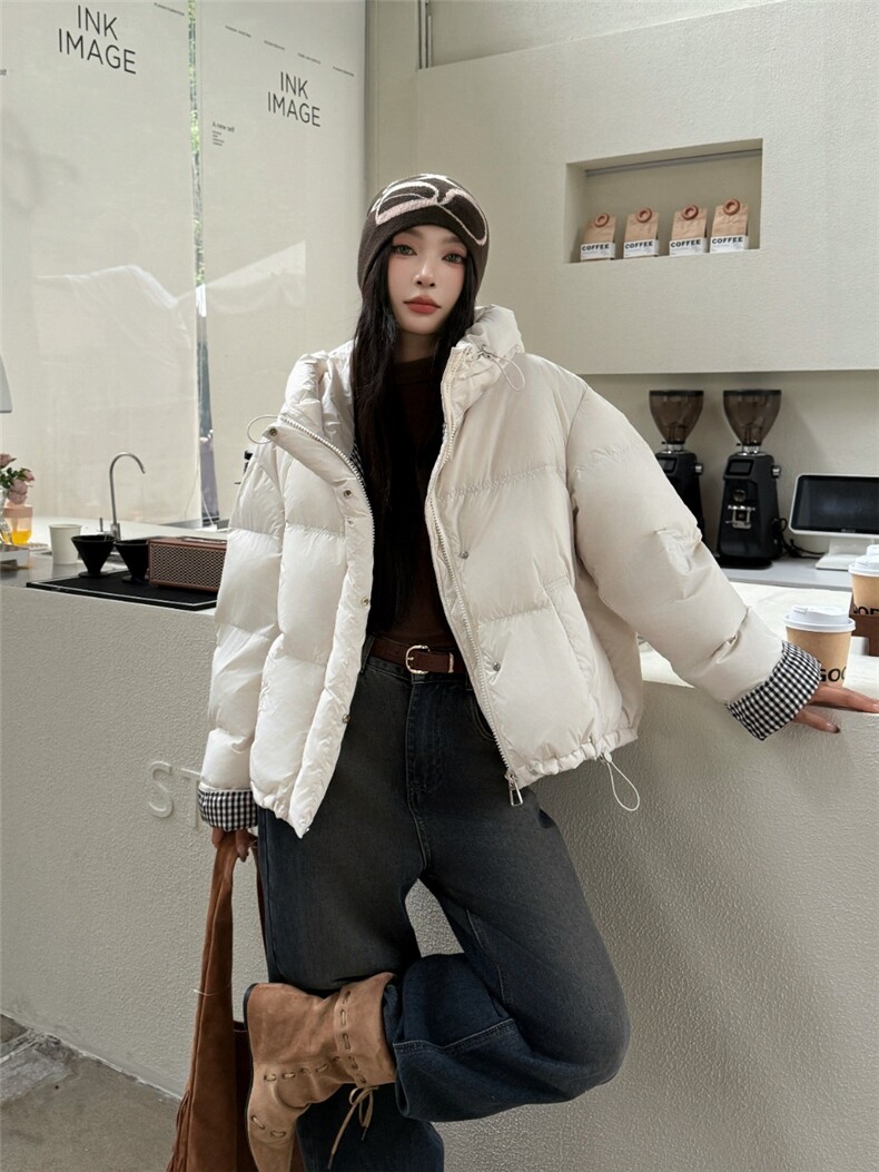 2025年秋季无帽休闲风休闲风保暖厚款厚款短款格子拼接，女装羽绒服，牛米欧羽绒服工厂店