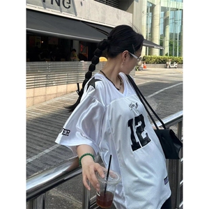 美式复古V领运动球衣男女款夏季宽松短袖情侣款T恤潮流小众上衣服图片