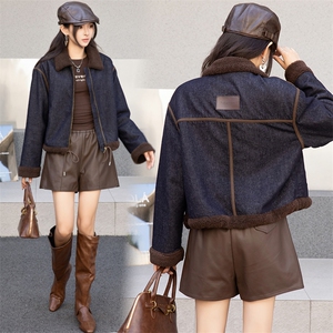 时尚拼接翻领加绒牛仔短外套女2024冬季新款小个子休闲羊羔毛棉服图片