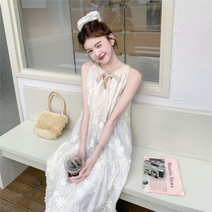 甜美挂脖吊带碎花米色连衣裙女夏2025新款显瘦绝美公主裙流行爆款图片