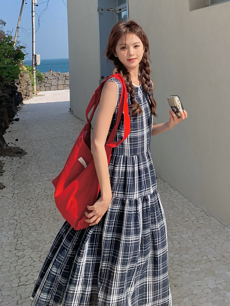 复古格子连衣裙女2025夏新款休闲俏皮韩版无袖显瘦过膝长裙送包包,女装连衣裙,诺蝶