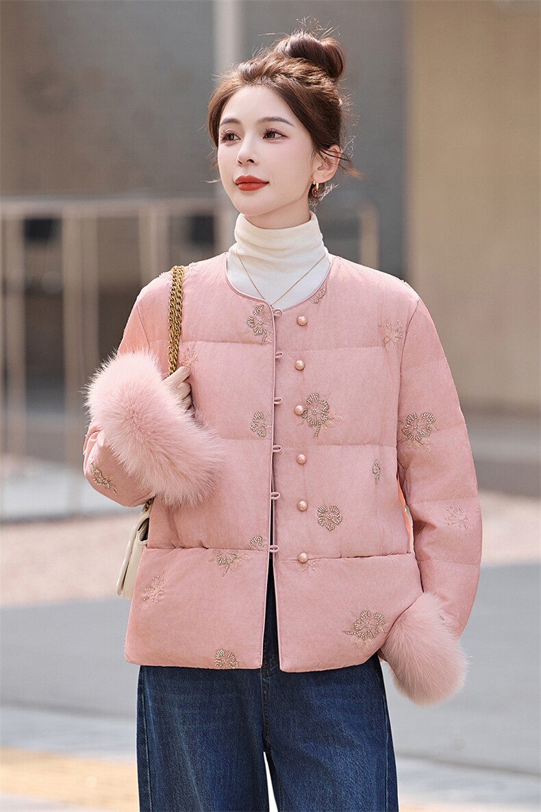 现货。2025年潮冬季真狐狸毛重工刺绣钉珠短款新中式羽绒服新款,女装羽绒服,艾仟回(原伊仟回)