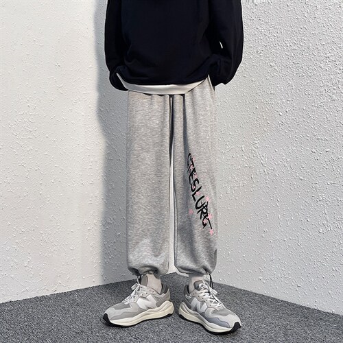 现货2025四季新款抽绳束脚运动印花男港风休闲裤D201-DM79-P45，男装休闲裤，电商D321-1