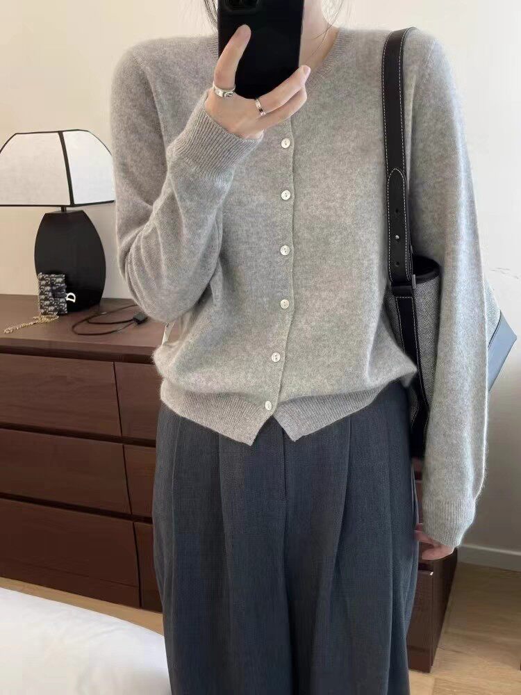 2025年秋季时尚百搭提前就业休闲白扣开衫，女装针织衫/毛衣，端硕羊绒