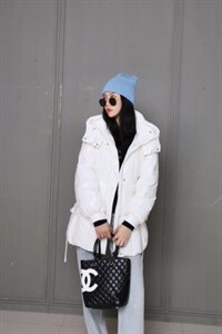 戴帽系带冬款羽绒服图片