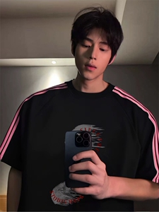 抖音得物品质二开240克宽松纯棉美式潮牌印花三条杠中性风短袖T恤图片