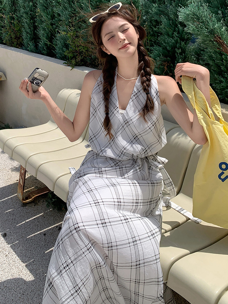 氛围感无袖挂脖格纹连衣裙女2025夏季新款韩系度假风收腰显瘦长裙,女装连衣裙,浙宝305