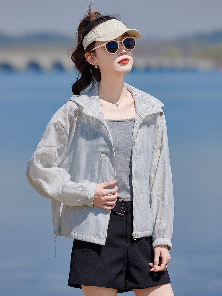 今年流行独特花花立领白色外套女春2025新款小个子防晒棒球服夹克,女装短外套,靓衣阁