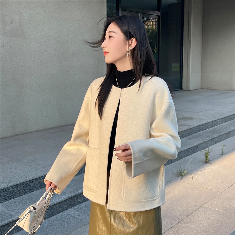 2025年秋季新款百搭女士带兜长袖圆领短款大衣，女装双面呢大衣，召鑫羊绒双面呢