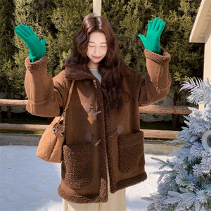 咖色麂皮绒羊羔毛外套女2025年冬季新款小个子洋气保暖牛角扣上衣图片