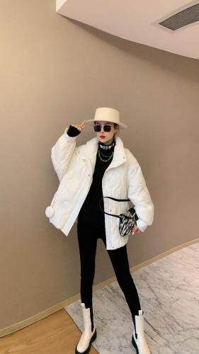 韩版立领小球装饰中长款羽绒服。，女装羽绒服，索罗密欧