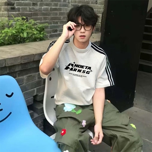 抖音得物品质二开240克宽松纯棉美式潮牌印花三条杠中性风短袖T恤图片