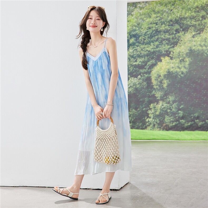 《现货26夏上新》蓝色渐变气质褶皱吊带连衣裙女，女装连衣裙，苗苗