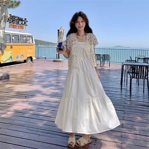 清纯系松弛感穿搭镂空开衫配吊带连衣裙2025夏超好看小白长裙图片
