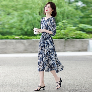 蓝色碎花连衣裙2025年夏季韩版收腰显瘦中袖中长裙浪漫海边度假裙图片