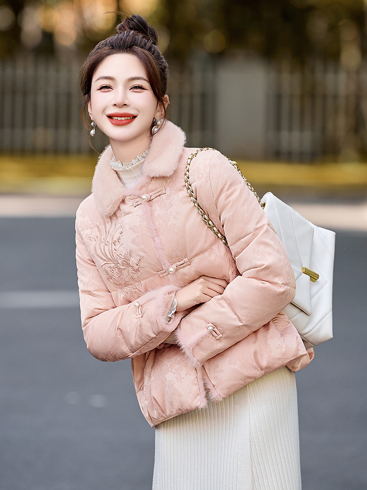 水貂毛拼接国风刺绣羽绒服女2025冬季新款粉色气质白鸭绒短款外套,女装羽绒服,美沁