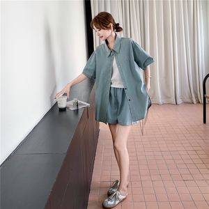 休闲浅蓝色牛仔衬衫两件套女2025年夏新款时尚减龄高腰短裤套装图片