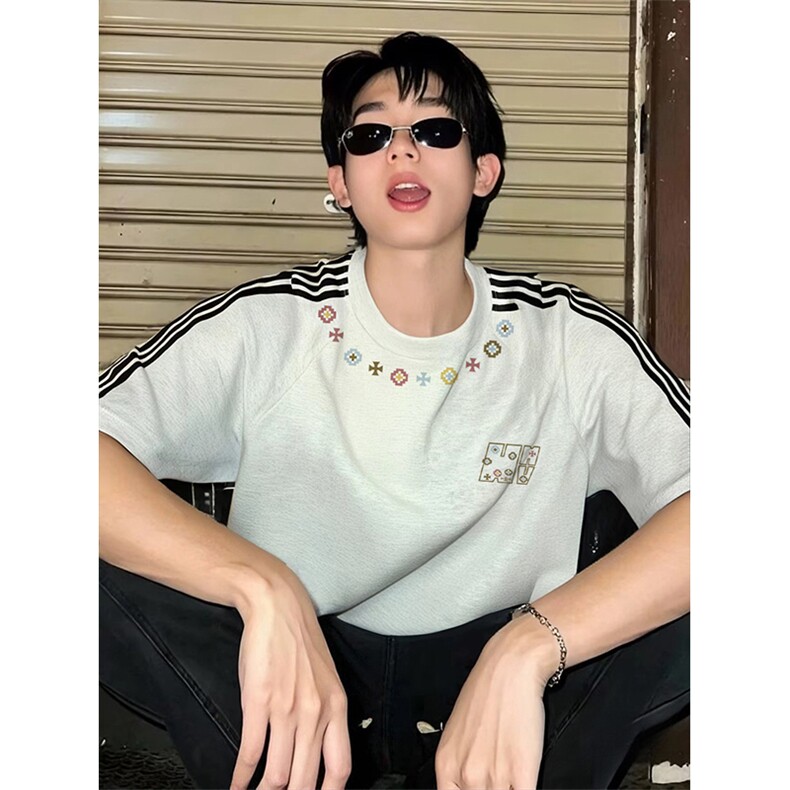 抖音得物品质二开240克宽松纯棉美式潮牌印花三条杠中性风短袖T恤图片