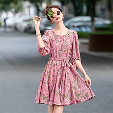 轻熟风碎花连衣裙2026年夏季新款风情万种收腰显瘦裙子小个子，女装连衣裙，盈茜