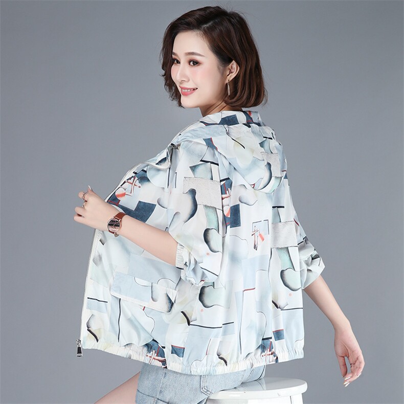 2022年夏季薄款宽松型抽象印花防嗮服外套,女装防晒衣,依倍林
