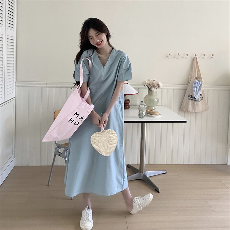 韩版慵懒风简约v领连衣裙女2025夏季新款法式宽松显瘦泡泡袖长裙图片