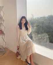 （现货）刺绣V领设计款收腰修身韩版连衣裙，女装连衣裙，德咔俪