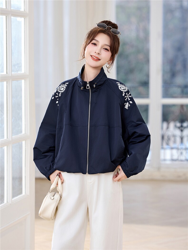 2026年春季小众设计法式时尚百搭立领刺绣花苞抽绳下摆短外套,女装短外套,深水步