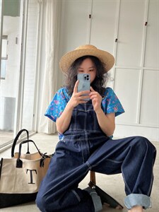 牛仔背带裤?小花上衣图片