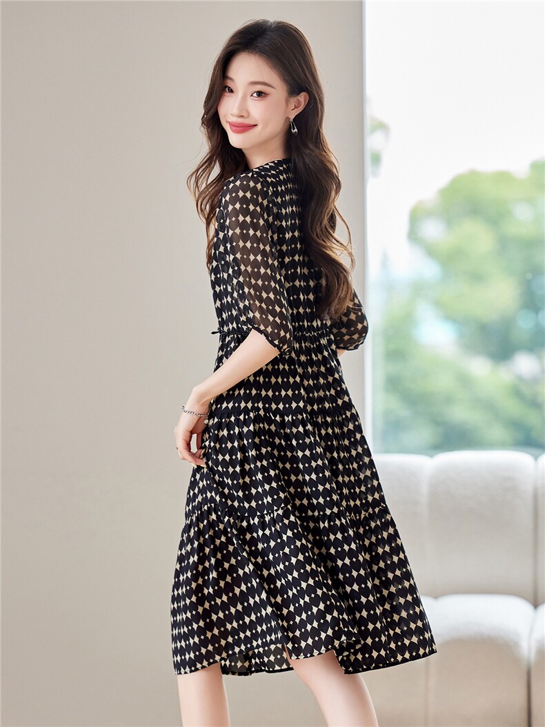 独特别致爱心印花连衣裙女2025夏新款高级感钉珠V领收腰气质裙子,女装连衣裙,布芭啦