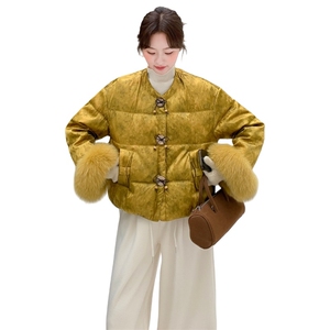 现货真狐狸毛提花黄色羽绒服图片