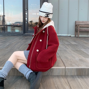 红色针织连帽羊羔毛外套女冬季2025新款小个子设计感宽松短款棉衣图片