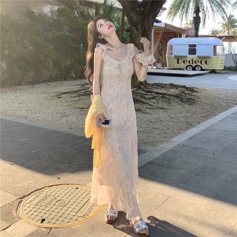 温柔风黄色碎花吊带裙套装女夏针织开衫气质海边度假连衣裙两件套,女装套装/套裙,维壹