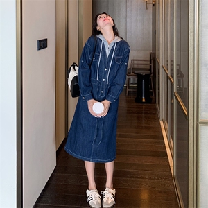 牛仔连衣裙女秋拼接假两件2024秋新款连帽休闲宽松减龄工装连衣裙图片