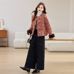 现货主推2025年冬装新款羽绒服复古提花加绒加厚套装女休闲阔腿裤图片