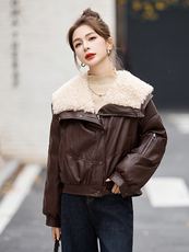 现货。现货。2024年皮衣拼接仿羊羔毛白鸭绒短款羽绒服，女装羽绒服，艾仟回(原伊仟回)