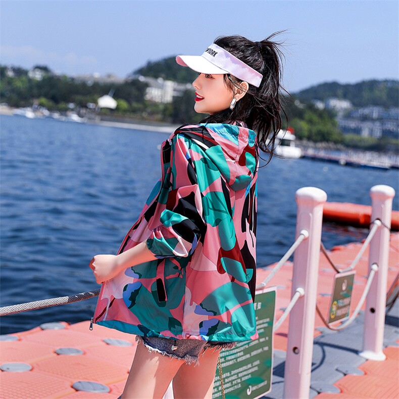 2022年夏季薄款宽松型抽象图案长袖连帽拉链防晒服外套,女装短外套,依倍林
